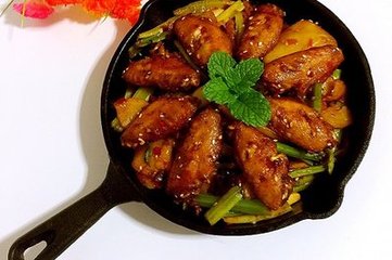 “干鍋雞翅”的家常做法，麻辣鮮香，好吃到舔盤子