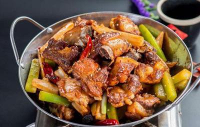 “干鍋排骨”的家常做法，做法簡單，口感麻辣鮮香
