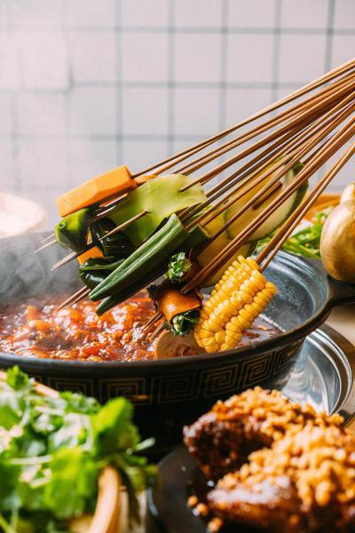 在當(dāng)下，串串香加盟店應(yīng)該如何操作