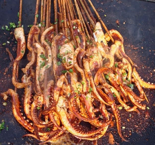 四川小吃鐵板魷魚技術(shù)做法哪里好？短期小吃培訓(xùn)中心
