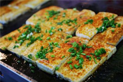 鐵板豆腐培訓(xùn)哪里好？鐵板豆腐技術(shù)無保留教學