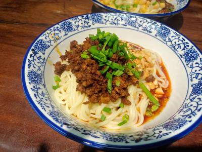 四川擔(dān)擔(dān)面食培訓(xùn)學(xué)校哪家比較好？學(xué)習(xí)正宗擔(dān)擔(dān)面食做法